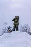 Region Moskau, Russland, 2018 - Feier der russischen Fastnacht. Feuerwehrmann meldet nach Faschings-Vogelscheuchen-Brennen. foto