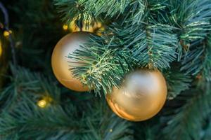 weihnachts- und neujahrsferien hintergrund. Weihnachtsbaum mit goldenen Kugeln geschmückt. feierkonzept foto