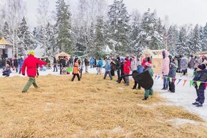 Region Moskau, Russland, 2018 - Feier der russischen Fastnacht. Kinder spielen russische Riesen auf dem Feld foto