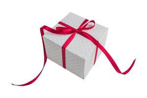 beige gepunktete Geschenkbox mit roter Schleife auf weißem Hintergrund. foto