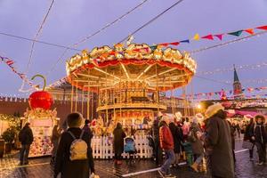 moskau, russland, 2019 - weihnachtsschmuck auf dem roten platz in moskau. winterurlaubspostkarte vom roten platz am abend. foto