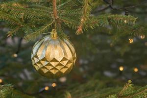 weihnachts- und neujahrsferien hintergrund. Weihnachtsbaum mit goldenen Kugeln geschmückt. feierkonzept foto