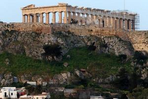 athen griechenland 4. april 2022 die akropolis in der stadt athen ist ein herausragendes denkmal der baukunst. foto