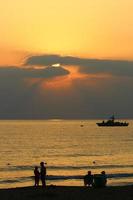 die sonne geht unter dem horizont am mittelmeer im norden israels unter. foto