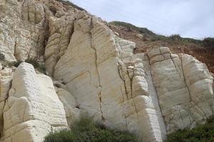 Textur von Felsen und Steinen in einem Stadtpark in Israel. foto