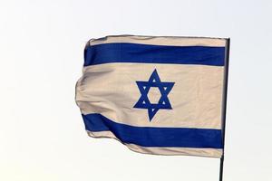 die blau-weiße israelische Flagge mit dem Davidstern. foto