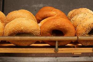 Brot und Backwaren werden in einem Geschäft in Israel verkauft. foto