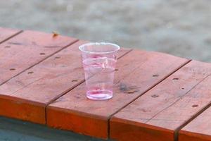 auf dem Tisch in einem Glas Softdrinks. foto