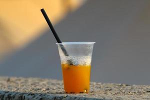 auf dem Tisch in einem Glas Softdrinks. foto