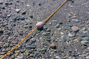 Meeresstrand mit Badesicherheitseinschränkungen am Kiesstrand foto