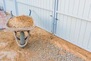 Baustelle mit Schubkarre mit Sand. foto