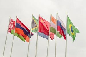 wehende flaggen der brics-länder gegen den blauen himmel. foto