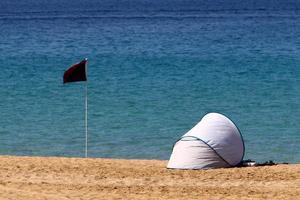 Touristenzelt an der Mittelmeerküste. foto