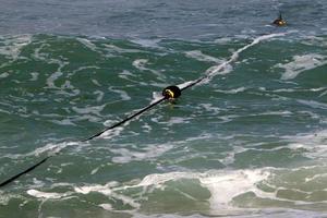 ein Seil mit Schwimmkörpern, um einen sicheren Schwimmbereich am Strand zu sichern. foto