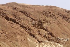 berge und felsen in der judäischen wüste auf dem territorium israels. foto