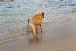 Stuhl zum Entspannen in einem Café an der Mittelmeerküste foto