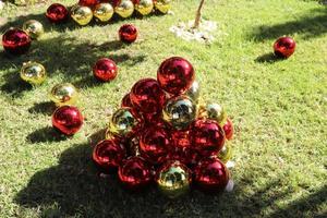 Luftballons in einem Stadtpark an der Küste. foto