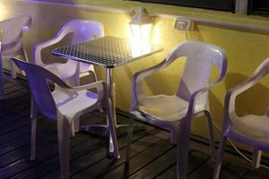 Stuhl zum Entspannen in einem Café an der Mittelmeerküste foto