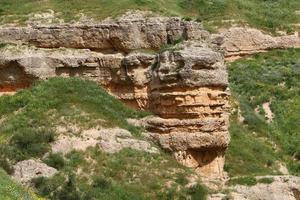 Textur von Felsen und Steinen in einem Stadtpark in Israel. foto