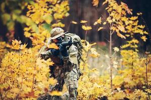 Soldat mit Gewehr im Wald foto