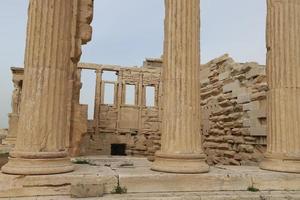 athen griechenland 4. april 2022 die akropolis in der stadt athen ist ein herausragendes denkmal der baukunst. foto