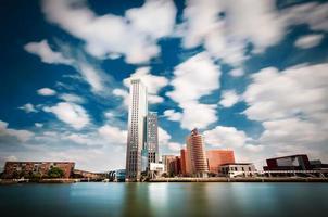 Rotterdam mit einem typischen Wolkenkratzer auf dem Wasser foto