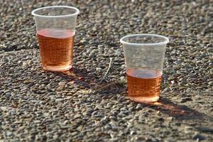 auf dem Tisch in einem Glas Softdrinks. foto