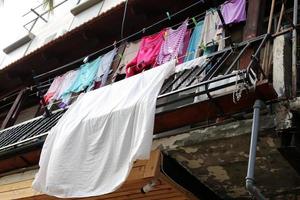 tel aviv israel 23. juni 2020 vor dem fenster wird wäsche an einem seil an der fassade des gebäudes getrocknet. foto