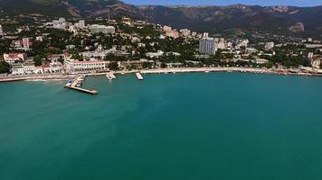 Luftaufnahme der Landschaft mit dem Meer und dem Damm von Jalta, Krim foto
