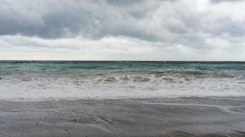 Meereslandschaft mit bedecktem Himmel und stürmischen Wellen foto
