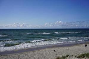 Seelandschaft der Ostsee mit Küstensanddünen der kuronischen Nehrung. foto