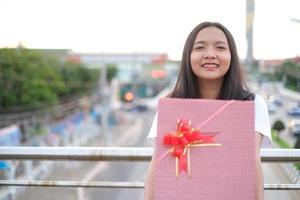 glückliches junges Mädchen mit Geschenkbox. foto