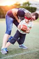 Vater und Sohn spielen Fußball im Park