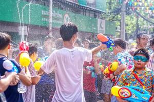 siam square, bangkok, thailand - 13. apr 2019 kurze aktion von menschen schließt sich den feierlichkeiten des thailändischen neujahrs oder des songkran auf dem siam square an. foto