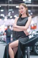 nonthaburi, thailand - 3. dezember 2019 nicht identifiziertes model posiert mit einem auto auf der 36. motor expo thailand 2019 in der impact arena, muang thong thani, nonthaburi, thailand. foto