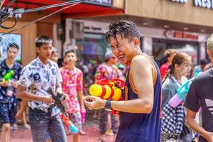 siam square, bangkok, thailand - 13. apr 2019 kurze aktion von menschen schließt sich den feierlichkeiten des thailändischen neujahrs oder des songkran auf dem siam square an. foto