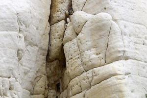 Textur von Felsen und Steinen in einem Stadtpark in Israel. foto