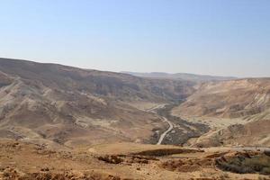 berge und felsen in der judäischen wüste auf dem territorium israels. foto