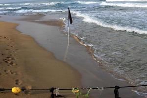 ein Seil mit Schwimmkörpern, um einen sicheren Schwimmbereich am Strand zu sichern. foto