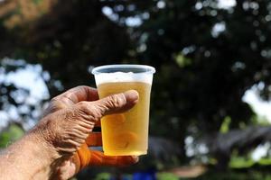 auf dem tisch im restaurant ein glas frisches und kaltes bier. foto