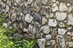 naharija israel 24. september 2019. hohe mauer aus stein und beton. foto