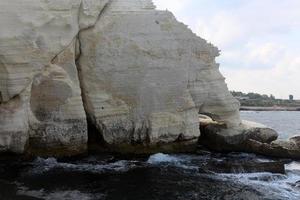 naharija israel 17. august 2019. grotten in den kreidefelsen am ufer des mittelmeeres. foto