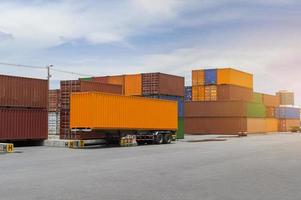versandbehälter im import- und exportgeschäft logistikunternehmen, industrie- und transportkonzept. foto