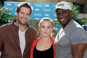 los angeles, 9. jan - geoff stults, maddie hasson, michael clarke duncan bei der finderherausforderung im hollywood and highland am 9. januar 2012 in los angeles, ca12 foto