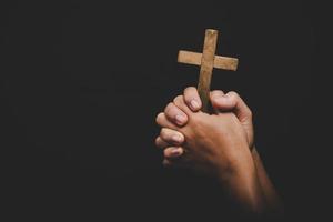christentum frau katholische hand hält kreuz oder kruzifix foto