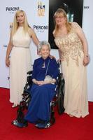 los angeles, 7. juni - janet winter, lorraine warren, margaret nadeen beim los angeles film festival 2016, the conjuring 2 premiere im tcl chinese theater imax am 7. juni 2016 in los angeles, ca foto