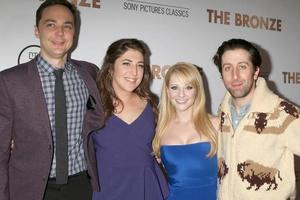 los angeles, 7. märz - jim parsons, mayim bialik, melissa rauch, simon helberg bei der bronze-premiere im silverscreen theater im pazifischen designzentrum am 7. märz 2016 in los angeles, ca foto