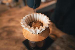 Nahaufnahme der Hände Barista macht Kaffee foto