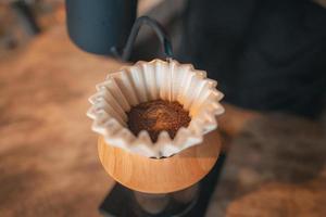 Nahaufnahme der Hände Barista macht Kaffee foto