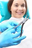 analgetische Injektion, die Frau beim Zahnarzt foto